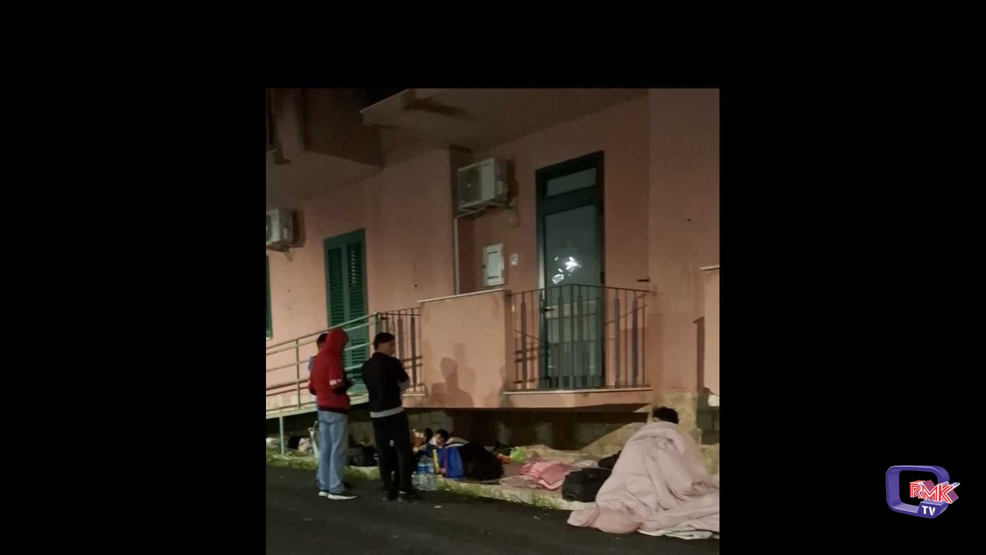 Agrigento. Migranti dormono davanti alla questura, proteste dei residenti